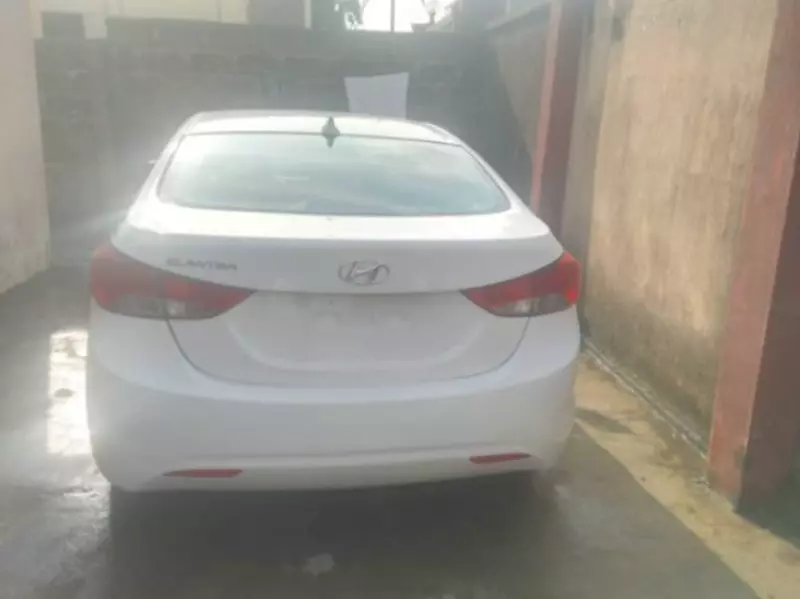 Hyundai Elantra   - 2013
