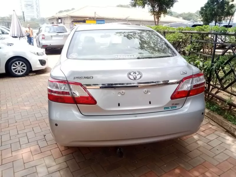 Toyota Premio    - 2012