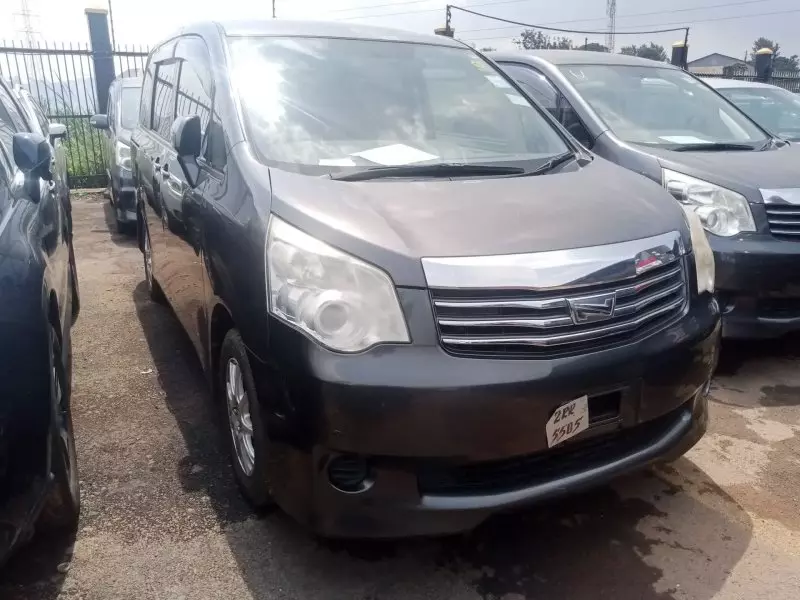 Toyota Noah   - 2012