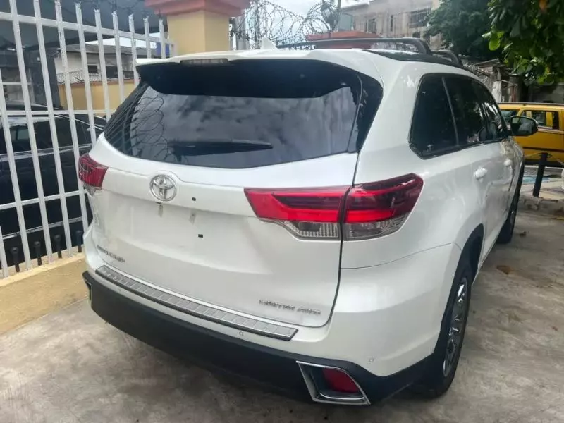 Toyota Highlander   - 2017