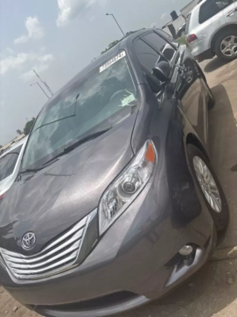 Toyota Sienna   - 2013
