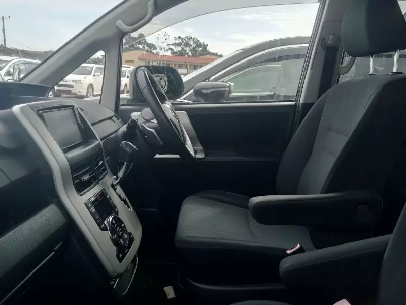 Toyota Noah   - 2011
