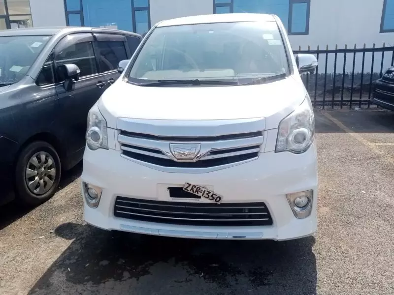 Toyota Noah   - 2012