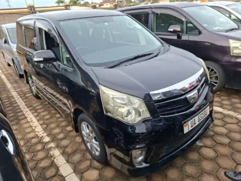 Toyota Noah - 2012