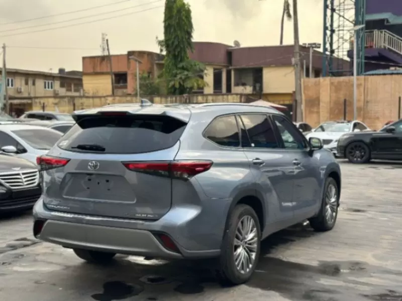 Toyota Highlander   - 2021