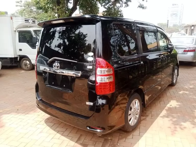 Toyota Noah   - 2012