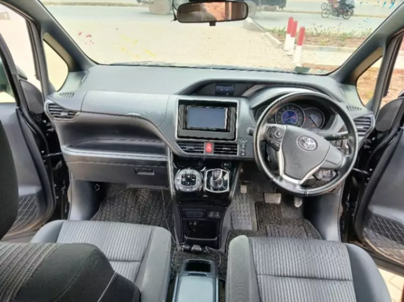 Toyota Voxy    - 2019