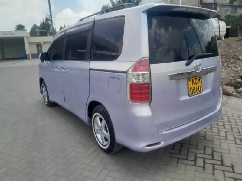 Toyota Noah   - 2009