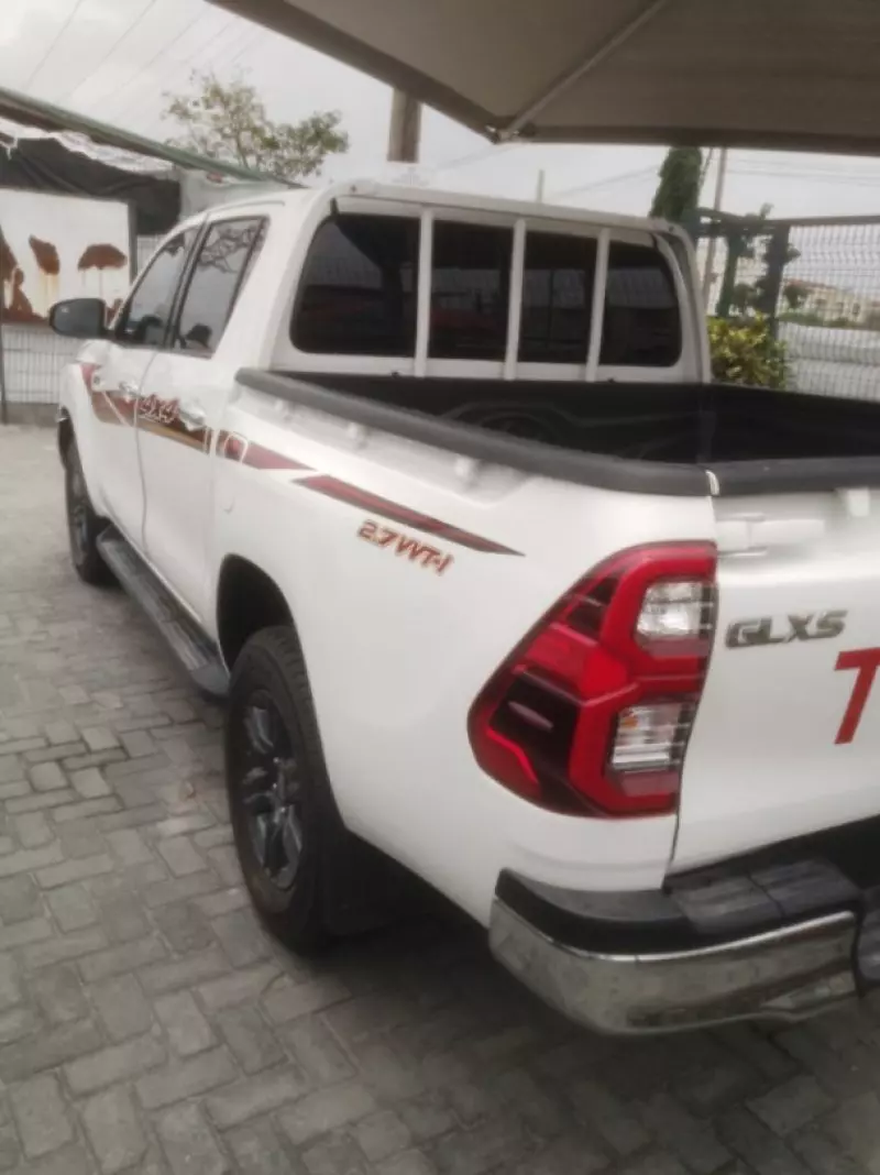 Toyota Hilux   - 2024