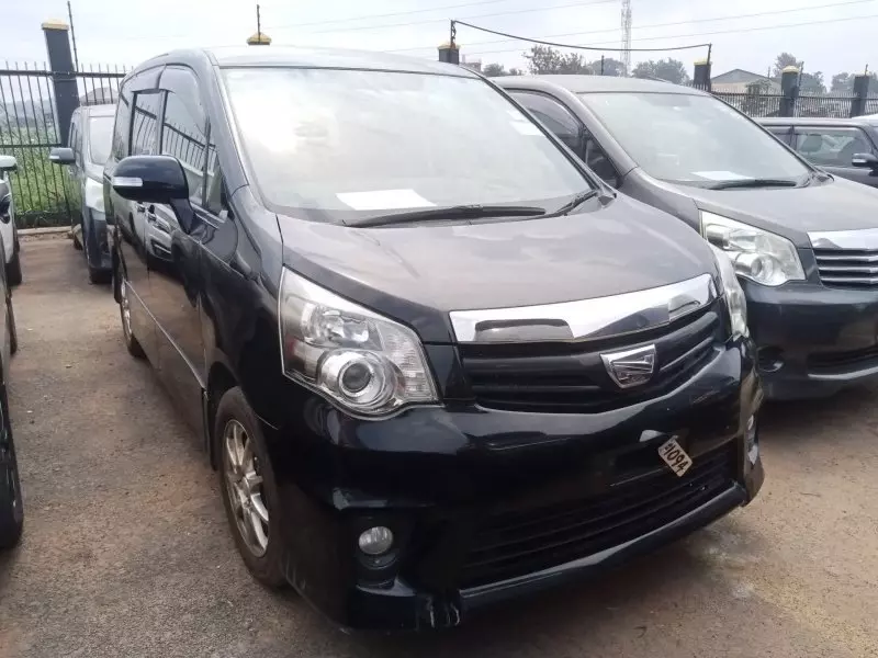 Toyota Noah   - 2012