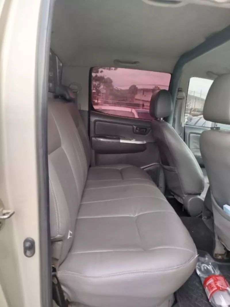 Toyota Hilux   - 2012