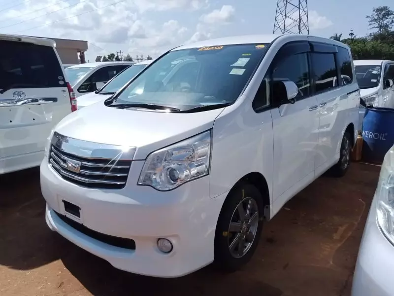 Toyota Noah   - 2011