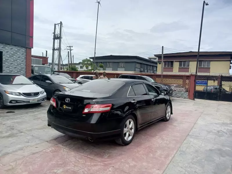 Toyota Camry   - 2011