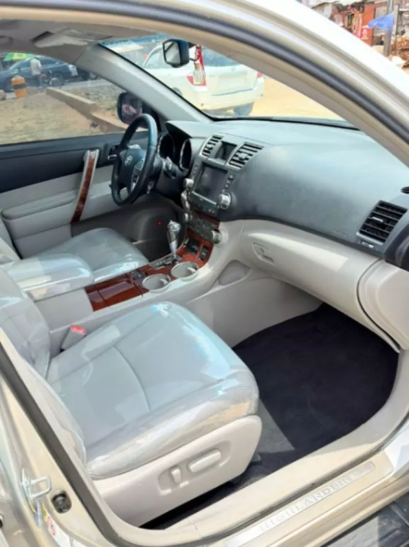 Toyota Highlander   - 2012