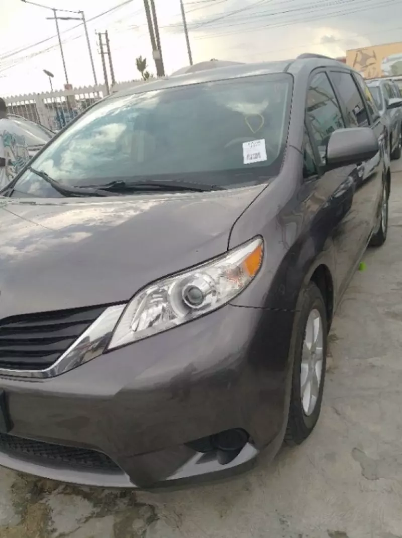 Toyota Sienna   - 2011