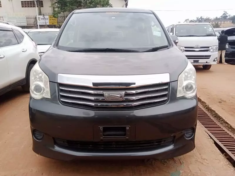 Toyota Noah   - 2012