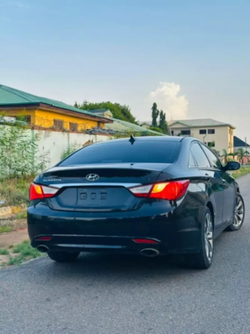 Hyundai Sonata   - 2011