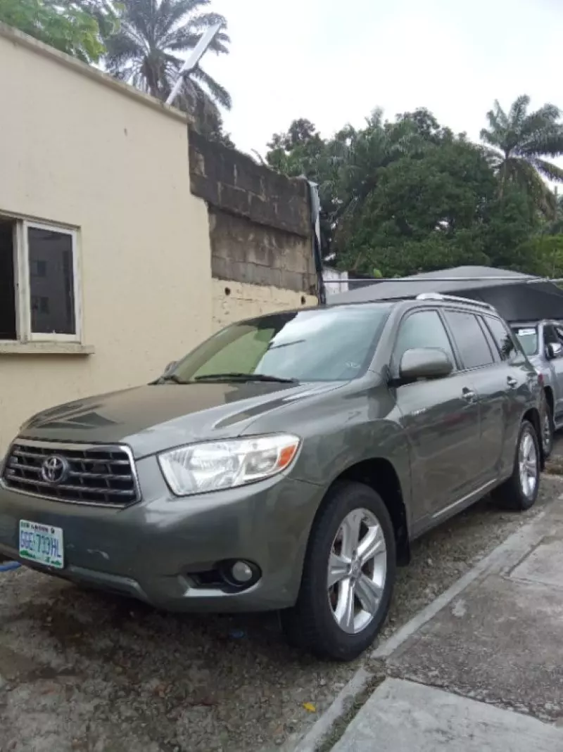Toyota Highlander   - 2011