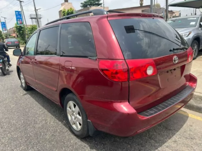 Toyota Sienna   - 2010