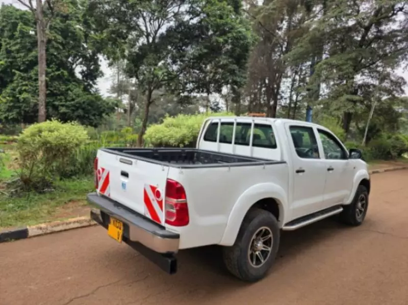 Toyota Hilux   - 2015