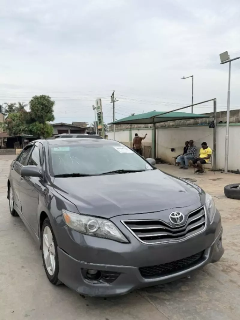 Toyota Camry   - 2011