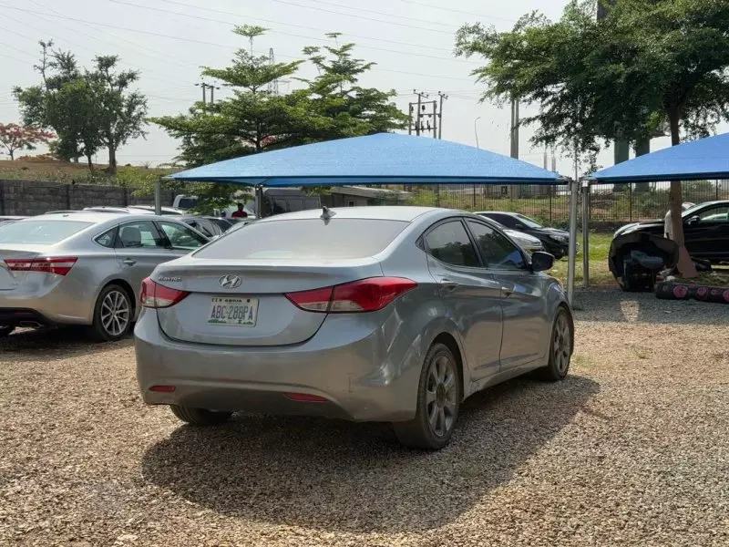 Hyundai Elantra   - 2009