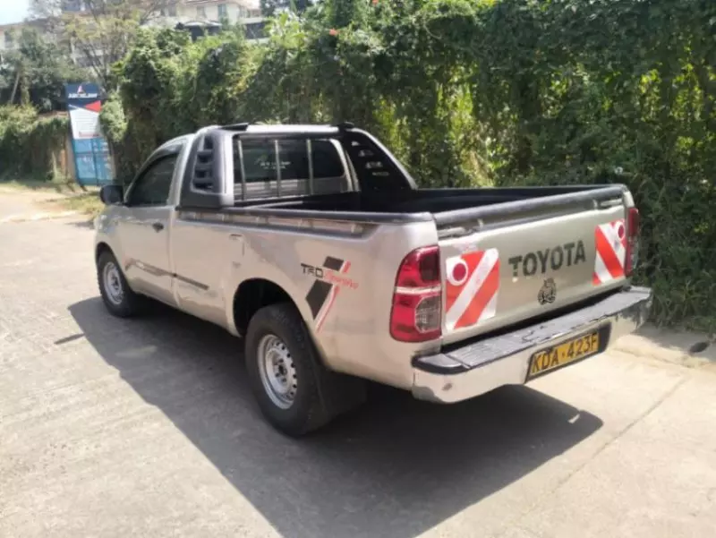 Toyota Hilux   - 2013