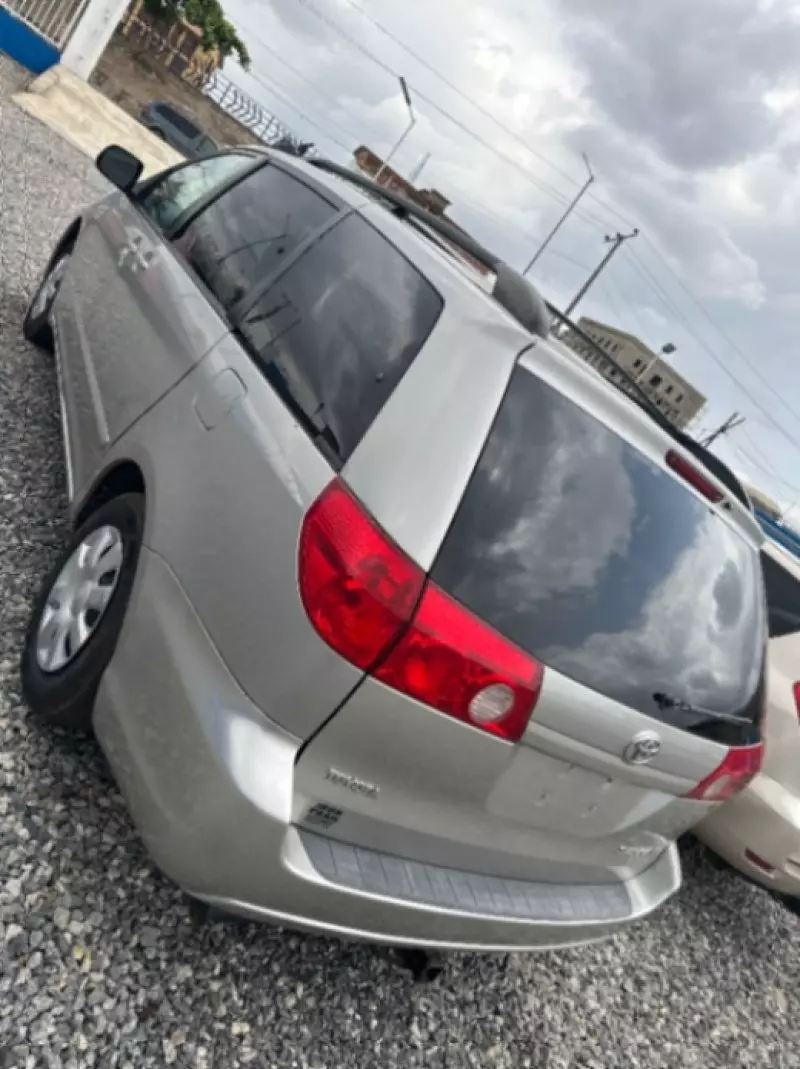Toyota Sienna   - 2007