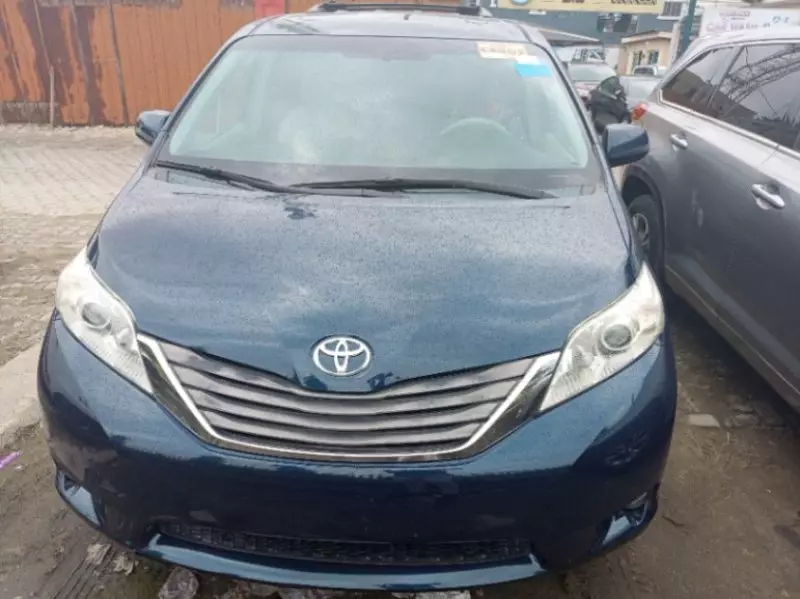 Toyota Sienna   - 2010