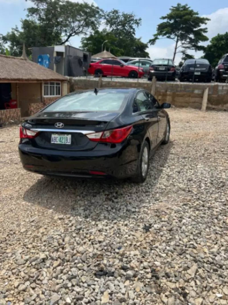 Hyundai Sonata   - 2011