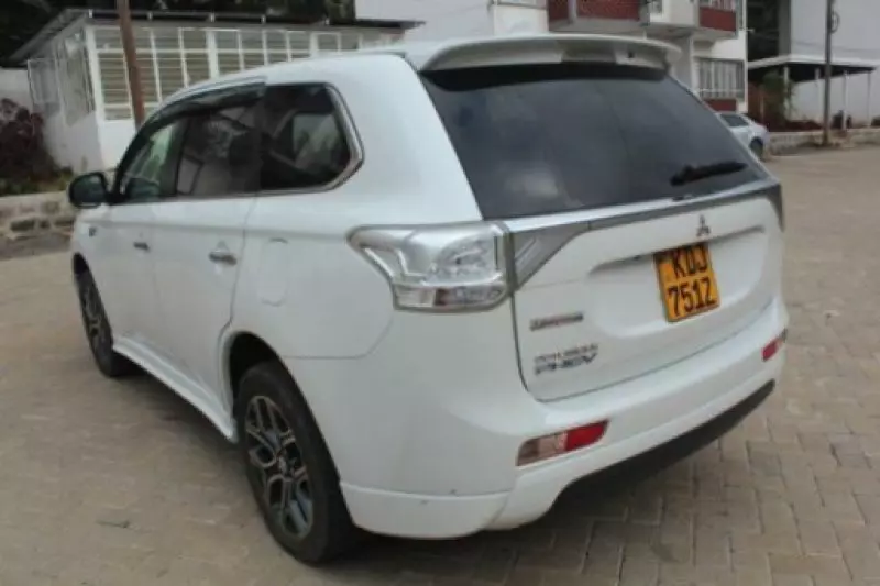 Mitsubishi Plug-in Hybrid Outlander   - 2015