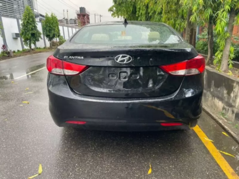 Hyundai Elantra   - 2013