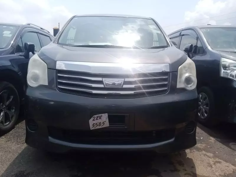 Toyota Noah   - 2012