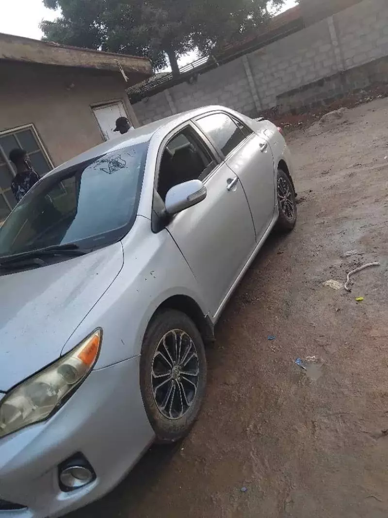 Toyota corolla   - 2010