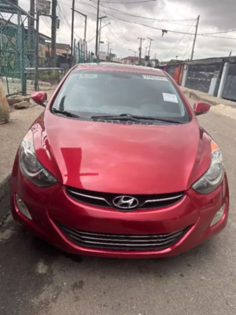 Hyundai Elantra   - 2012