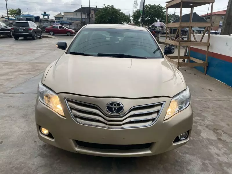 Toyota Camry   - 2010