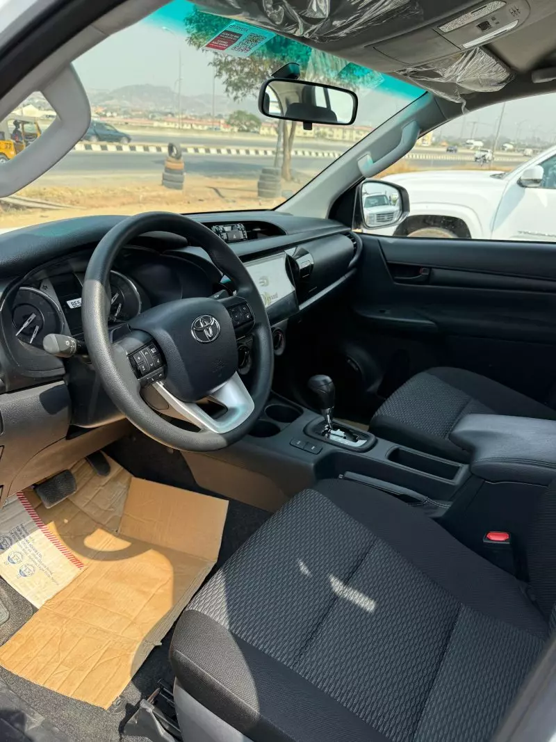 Toyota Hilux   - 2023