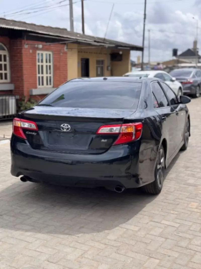 Toyota Camry   - 2012