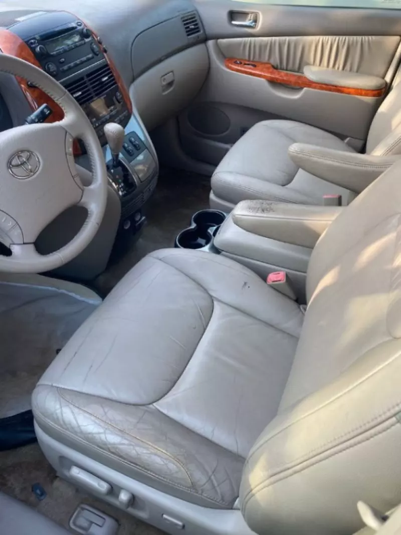 Toyota Sienna   - 2010