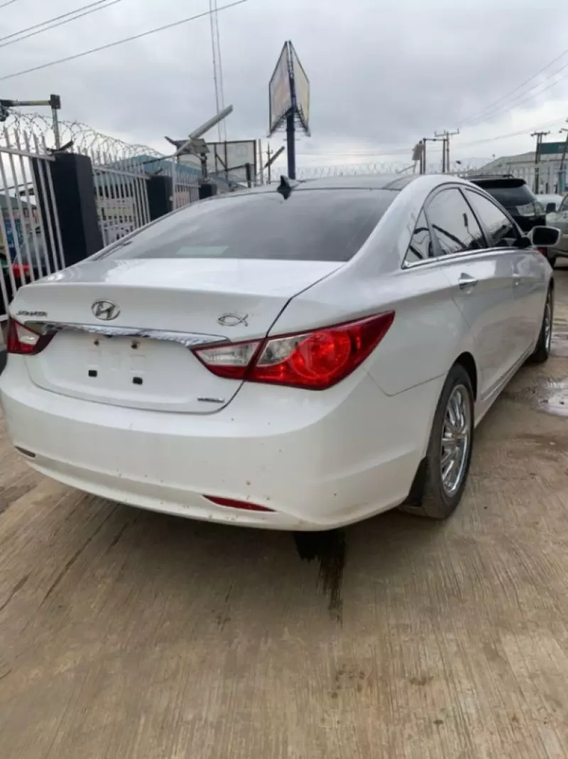 Hyundai Sonata   - 2012