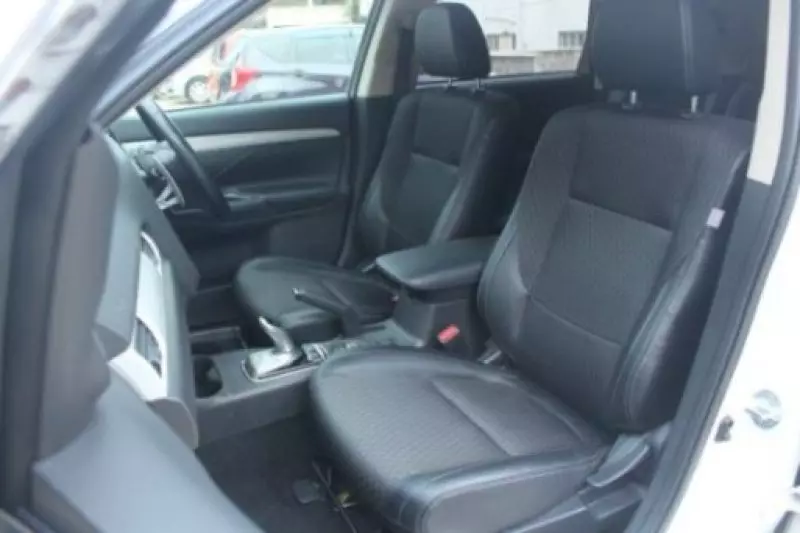 Mitsubishi Plug-in Hybrid Outlander   - 2015