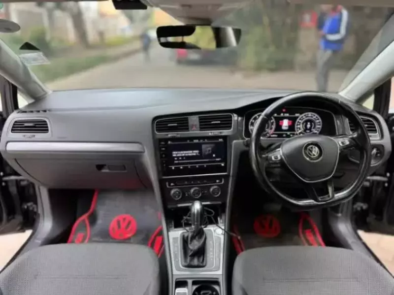 Volkswagen Golf   - 2017