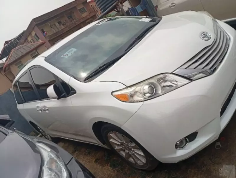 Toyota Sienna   - 2011