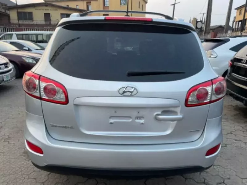 Hyundai Santa Fe   - 2012