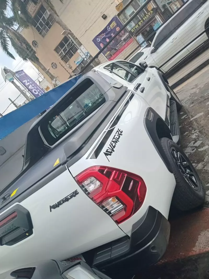 Toyota Hilux   - 2025