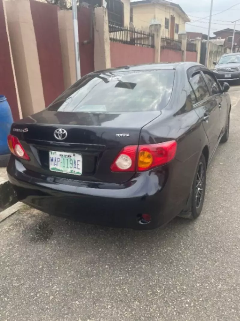 Toyota Corolla   - 2009