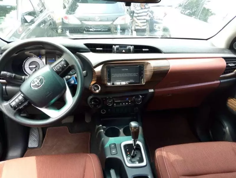 Toyota Hilux   - 2022
