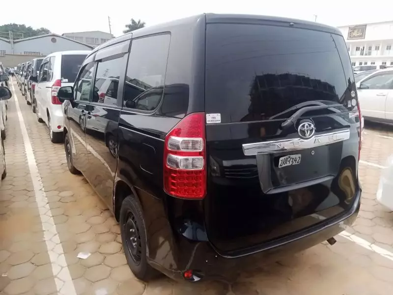 Toyota Noah   - 2012