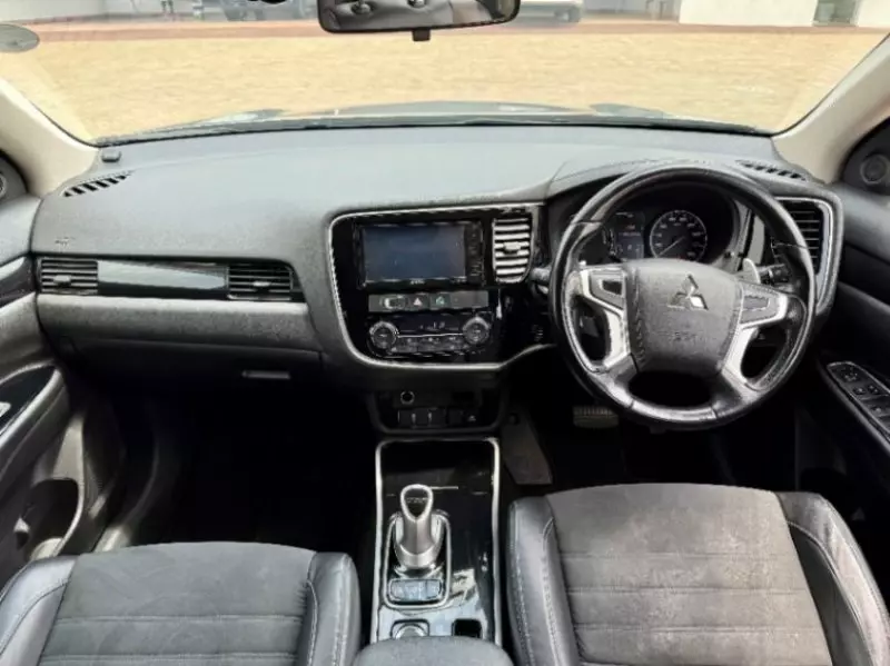 Mitsubishi Outlander hybrid    - 2017