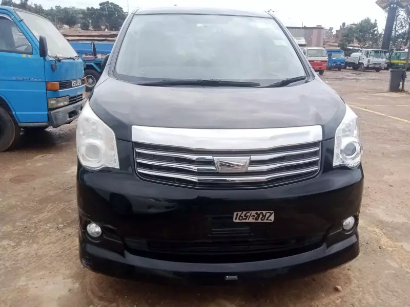 Toyota Noah   - 2012